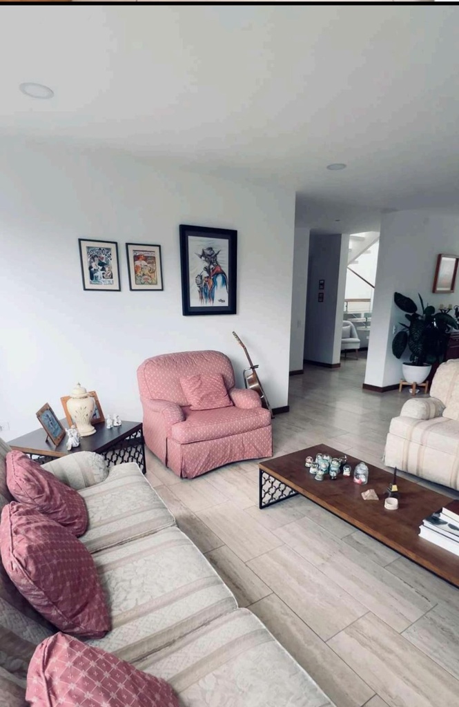 Casa Moderna con Excelente vista en Venta Sector Cumbayá