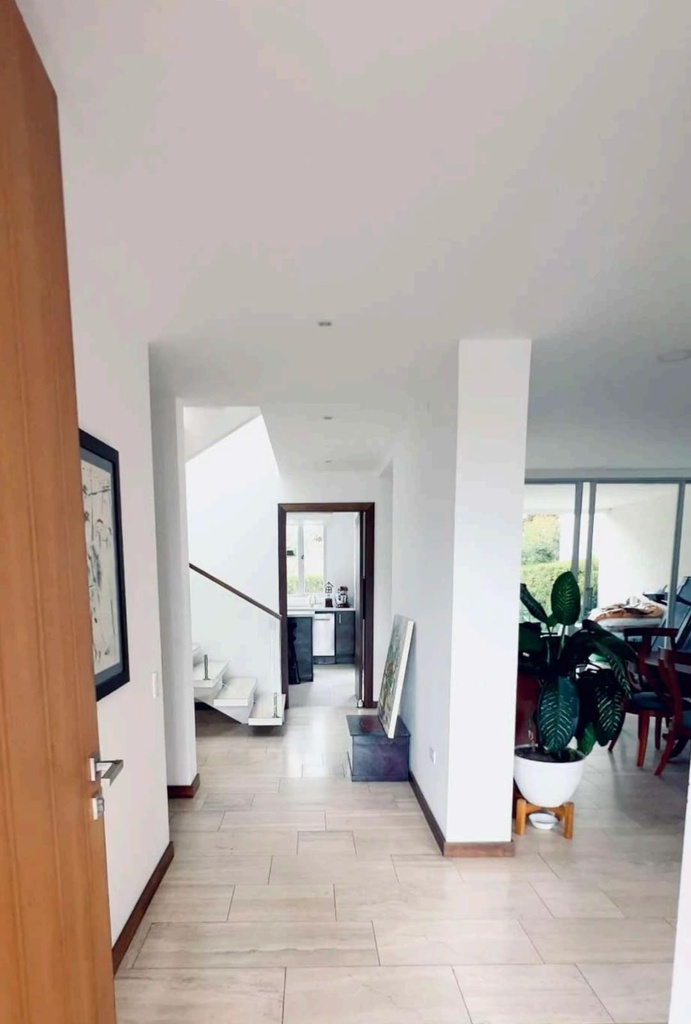 Casa Moderna con Excelente vista en Venta Sector Cumbayá