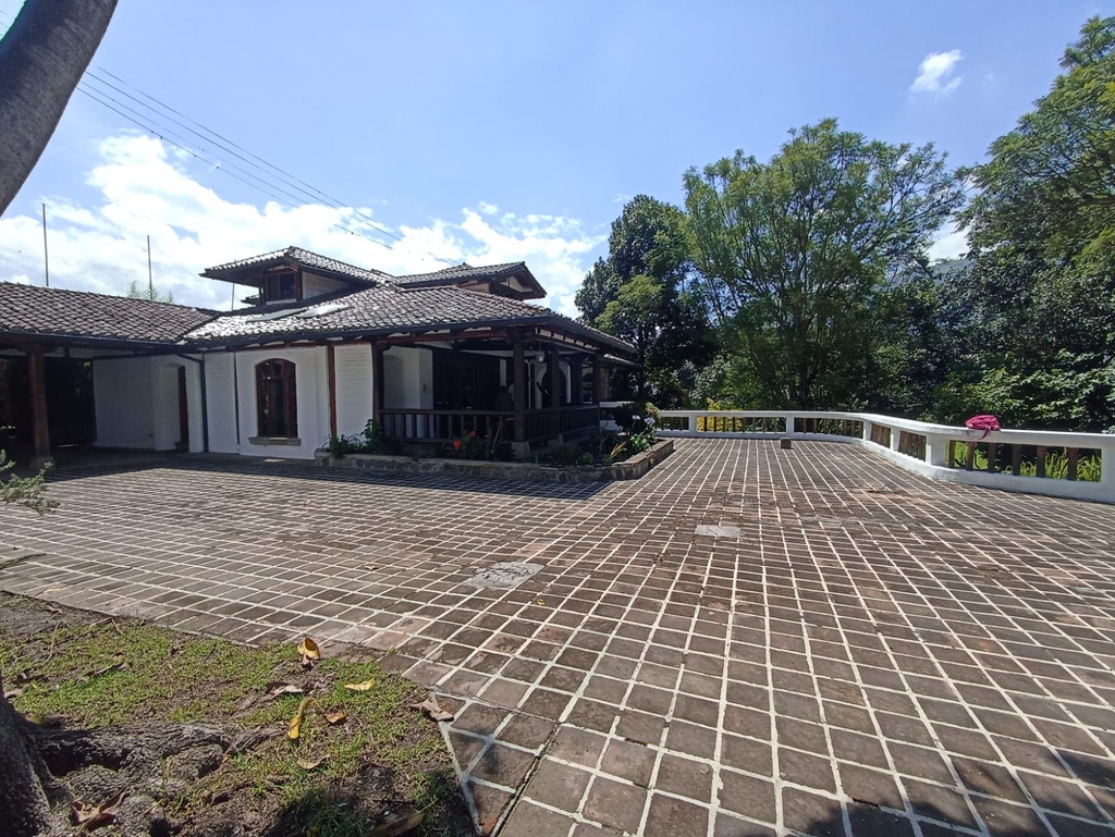 Casa en Alquiler con Excelente Ubicación  Sector Cumbayá