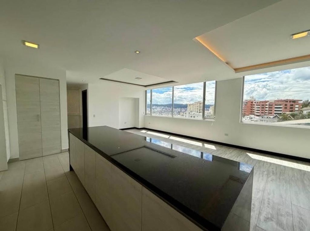 Departamento con Hermosa Vista en Alquiler Sector Quito Tenis