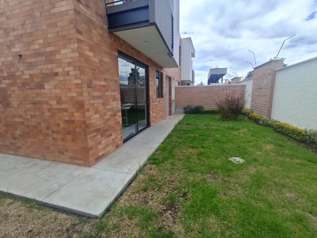 Casa en Venta a Estrenar Sector Puembo