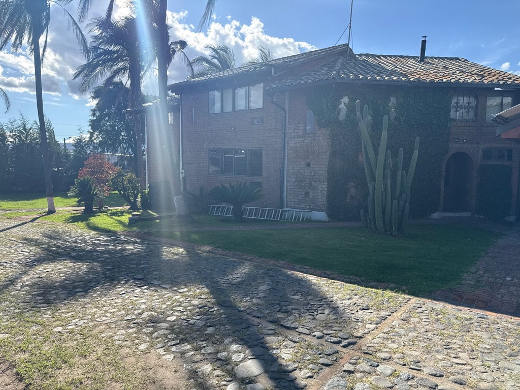 Casa Comercial en Alquiler con Ubicación Estratégica en Puembo Rosa Blanca