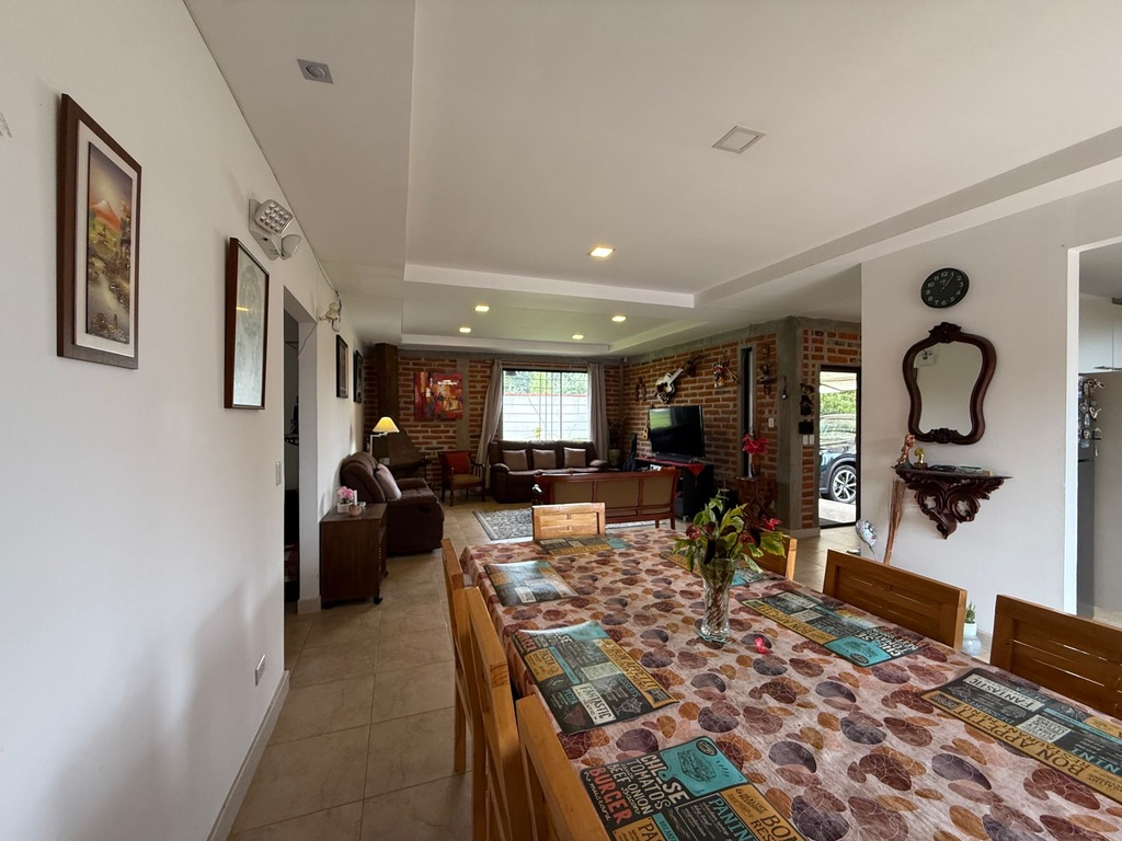 Casa con Piscina en Venta Sector Alangasí la Floresta de la Merced