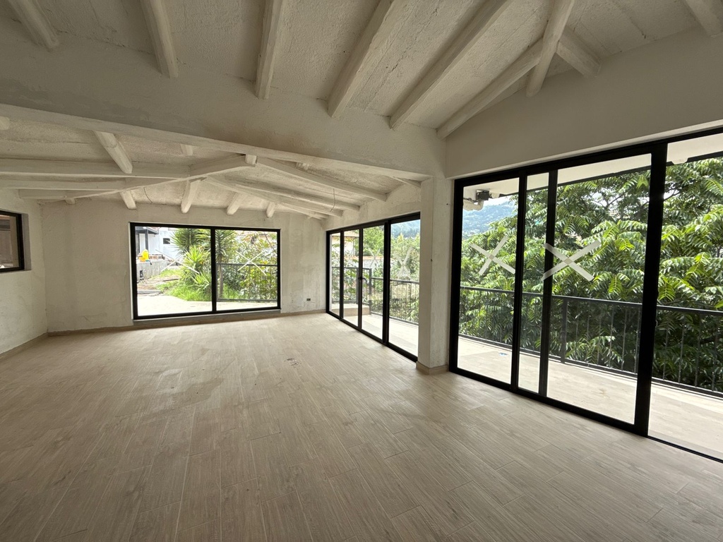 Local Moderna en Alquiler Sector Tumbaco