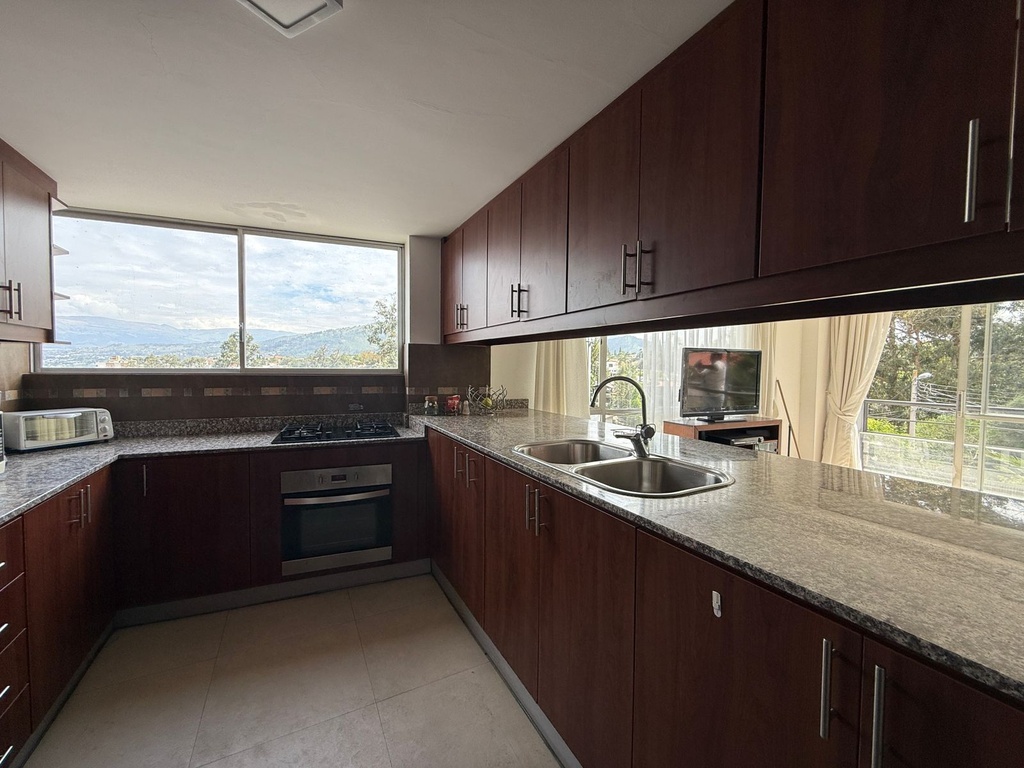 Departamento Amplio de 3 Dormitorios en Alquiler Sector Cumbayá