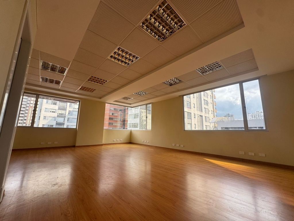 Oficina con Excelente Ubicación en Alquiler Sector República del Salvador 