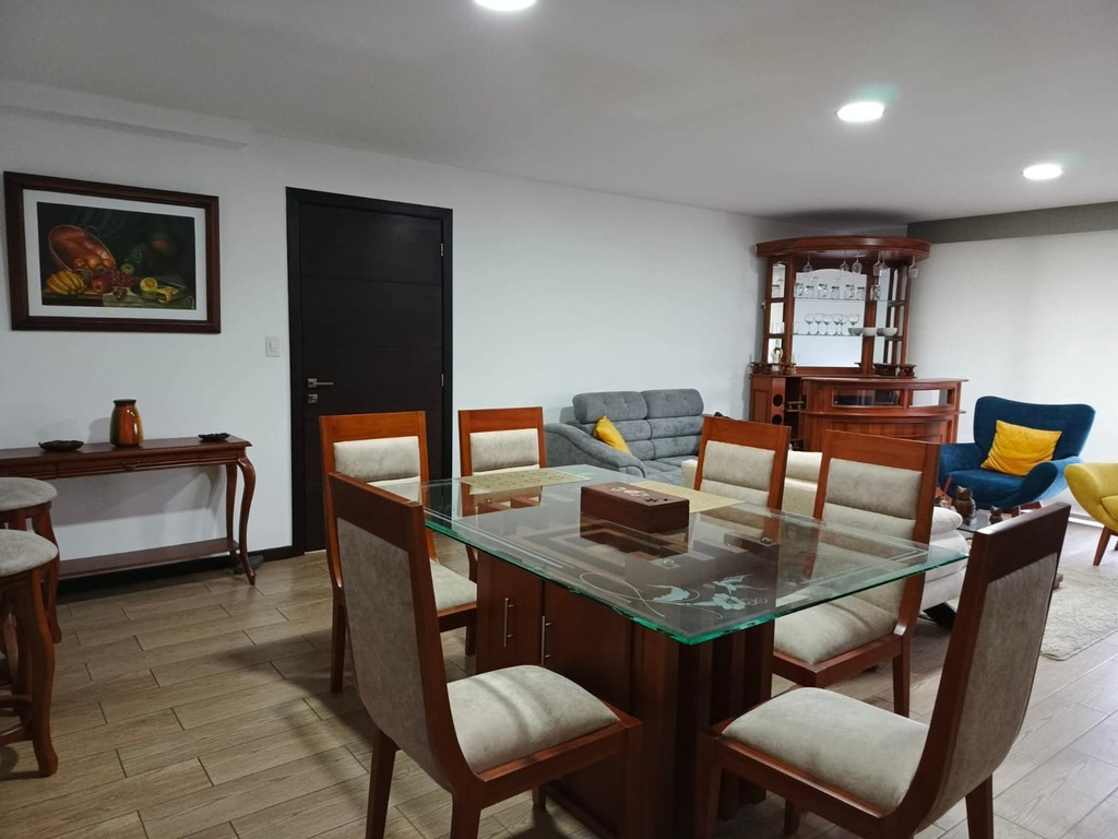 Departamento con Excelente Ubicación en Venta Sector Cumbayá